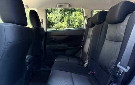 Mitsubishi Outlander III рестайлинг 3, 2018 год, 1 700 000 рублей, 10 фотография