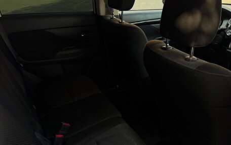 Mitsubishi Outlander III рестайлинг 3, 2019 год, 2 150 000 рублей, 11 фотография