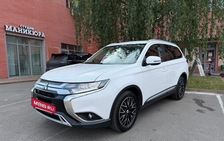 Mitsubishi Outlander III рестайлинг 3, 2019 год, 2 150 000 рублей, 2 фотография