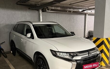 Mitsubishi Outlander III рестайлинг 3, 2019 год, 2 150 000 рублей, 16 фотография