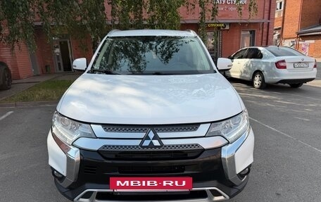 Mitsubishi Outlander III рестайлинг 3, 2019 год, 2 150 000 рублей, 12 фотография