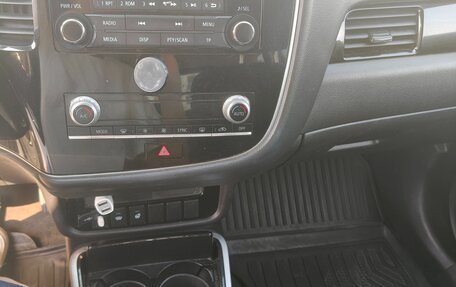 Mitsubishi Outlander III рестайлинг 3, 2020 год, 1 650 000 рублей, 5 фотография