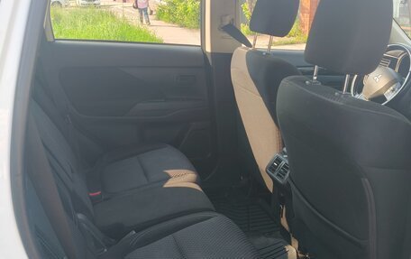 Mitsubishi Outlander III рестайлинг 3, 2020 год, 1 650 000 рублей, 8 фотография