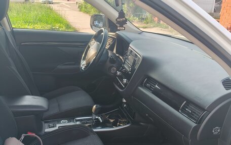 Mitsubishi Outlander III рестайлинг 3, 2020 год, 1 650 000 рублей, 7 фотография
