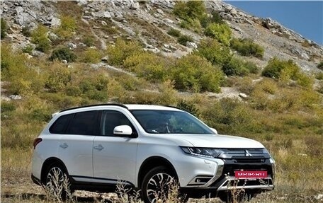 Mitsubishi Outlander III рестайлинг 3, 2020 год, 1 650 000 рублей, 3 фотография