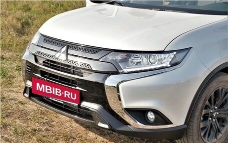 Mitsubishi Outlander III рестайлинг 3, 2020 год, 1 650 000 рублей, 2 фотография