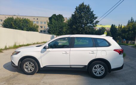 Mitsubishi Outlander III рестайлинг 3, 2020 год, 1 650 000 рублей, 10 фотография
