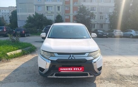 Mitsubishi Outlander III рестайлинг 3, 2020 год, 1 650 000 рублей, 11 фотография