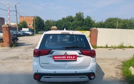 Mitsubishi Outlander III рестайлинг 3, 2020 год, 1 650 000 рублей, 9 фотография
