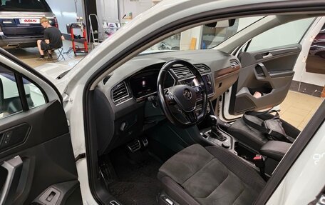 Volkswagen Tiguan II, 2018 год, 2 500 000 рублей, 24 фотография
