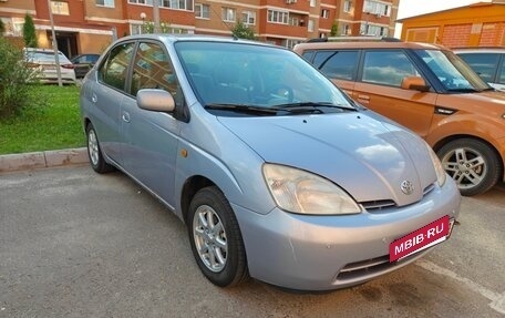 Toyota Prius IV XW50, 2000 год, 300 000 рублей, 3 фотография