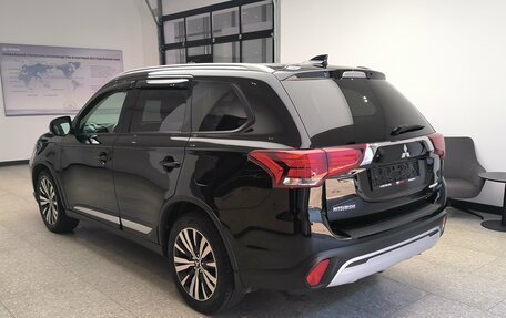 Mitsubishi Outlander III рестайлинг 3, 2019 год, 2 460 000 рублей, 9 фотография
