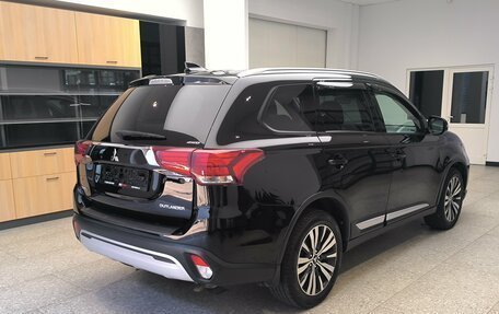 Mitsubishi Outlander III рестайлинг 3, 2019 год, 2 460 000 рублей, 7 фотография