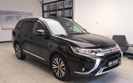 Mitsubishi Outlander III рестайлинг 3, 2019 год, 2 460 000 рублей, 3 фотография