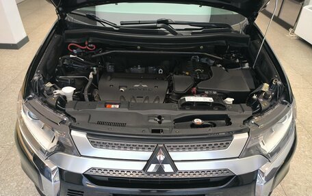 Mitsubishi Outlander III рестайлинг 3, 2019 год, 2 460 000 рублей, 4 фотография