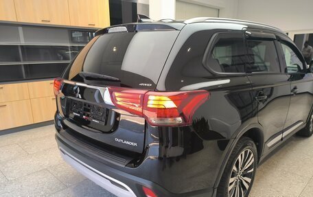 Mitsubishi Outlander III рестайлинг 3, 2019 год, 2 460 000 рублей, 11 фотография