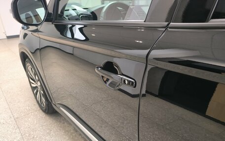 Mitsubishi Outlander III рестайлинг 3, 2019 год, 2 460 000 рублей, 13 фотография