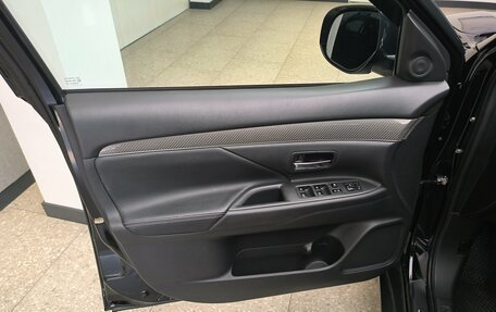 Mitsubishi Outlander III рестайлинг 3, 2019 год, 2 460 000 рублей, 15 фотография