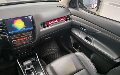 Mitsubishi Outlander III рестайлинг 3, 2019 год, 2 460 000 рублей, 21 фотография