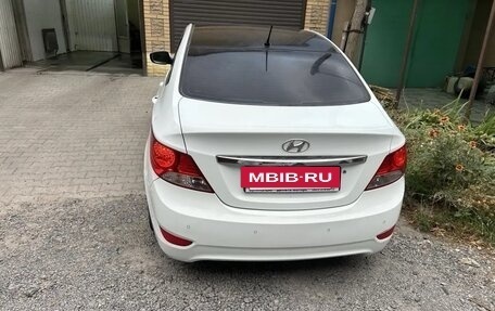 Hyundai Solaris II рестайлинг, 2011 год, 875 000 рублей, 3 фотография
