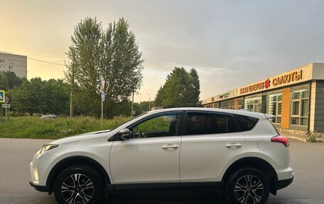 Toyota RAV4, 2015 год, 1 650 000 рублей, 2 фотография