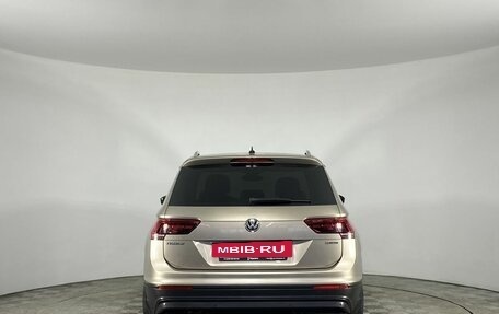 Volkswagen Tiguan II, 2019 год, 2 630 000 рублей, 6 фотография