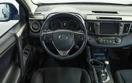 Toyota RAV4, 2018 год, 2 499 000 рублей, 11 фотография