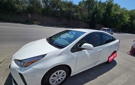 Toyota Prius IV XW50, 2019 год, 1 800 000 рублей, 1 фотография