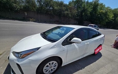 Toyota Prius IV XW50, 2019 год, 1 800 000 рублей, 1 фотография