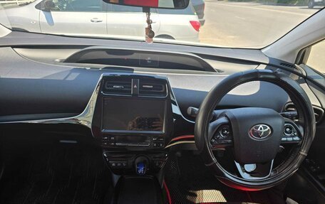 Toyota Prius IV XW50, 2019 год, 1 800 000 рублей, 4 фотография