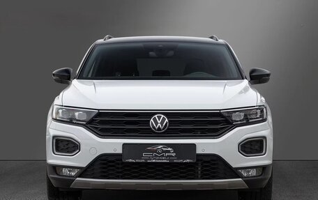 Volkswagen T-Roc I, 2023 год, 2 235 000 рублей, 2 фотография