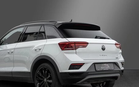 Volkswagen T-Roc I, 2023 год, 2 235 000 рублей, 6 фотография