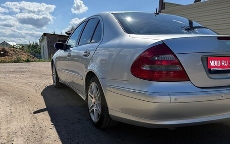 Mercedes-Benz E-Класс, 2002 год, 560 000 рублей, 4 фотография