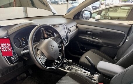 Mitsubishi Outlander III рестайлинг 3, 2018 год, 2 100 000 рублей, 12 фотография
