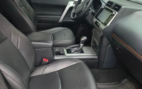 Toyota Land Cruiser Prado 150 рестайлинг 2, 2018 год, 6 000 000 рублей, 10 фотография
