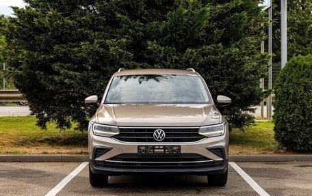 Volkswagen Tiguan II, 2021 год, 2 095 000 рублей, 2 фотография