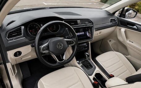 Volkswagen Tiguan II, 2021 год, 2 095 000 рублей, 13 фотография