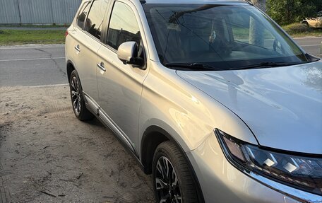 Mitsubishi Outlander III рестайлинг 3, 2021 год, 2 820 000 рублей, 2 фотография