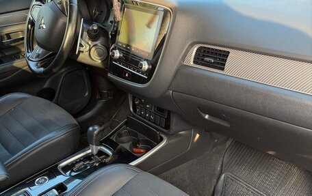 Mitsubishi Outlander III рестайлинг 3, 2021 год, 2 820 000 рублей, 8 фотография