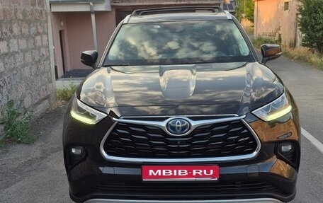 Toyota Highlander, 2021 год, 6 700 000 рублей, 1 фотография