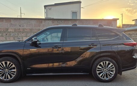 Toyota Highlander, 2021 год, 6 700 000 рублей, 2 фотография