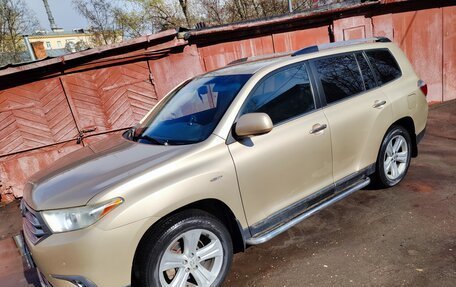 Toyota Highlander III, 2011 год, 1 800 000 рублей, 1 фотография