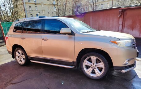 Toyota Highlander III, 2011 год, 1 800 000 рублей, 2 фотография