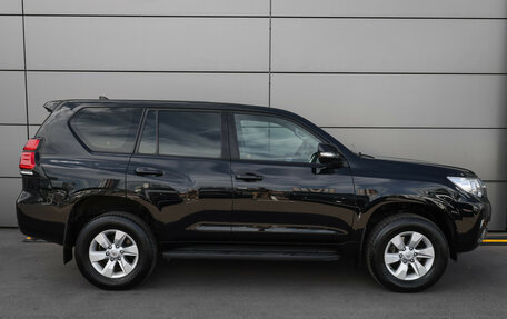 Toyota Land Cruiser Prado 150 рестайлинг 2, 2021 год, 4 890 000 рублей, 4 фотография
