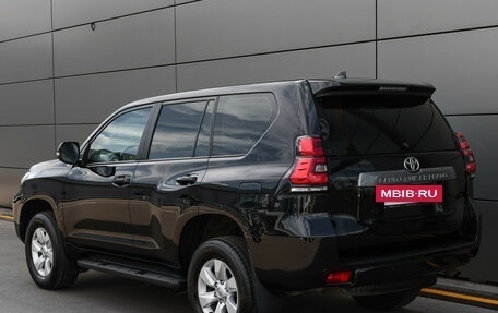 Toyota Land Cruiser Prado 150 рестайлинг 2, 2021 год, 4 890 000 рублей, 6 фотография