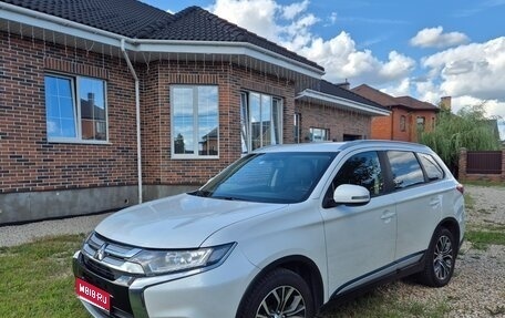Mitsubishi Outlander III рестайлинг 3, 2017 год, 1 880 000 рублей, 1 фотография