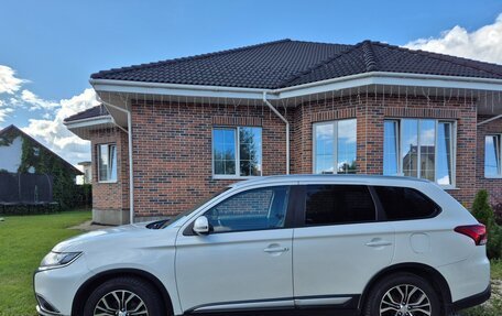 Mitsubishi Outlander III рестайлинг 3, 2017 год, 1 880 000 рублей, 3 фотография