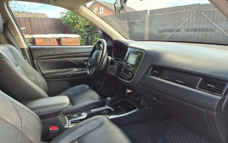 Mitsubishi Outlander III рестайлинг 3, 2017 год, 1 880 000 рублей, 9 фотография