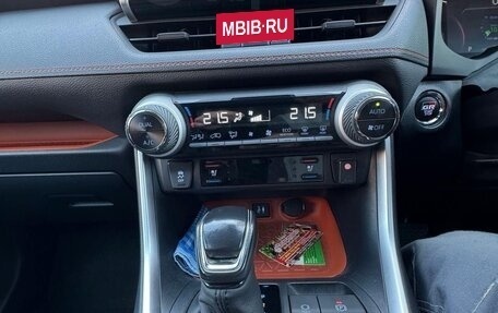 Toyota RAV4, 2019 год, 3 150 000 рублей, 10 фотография