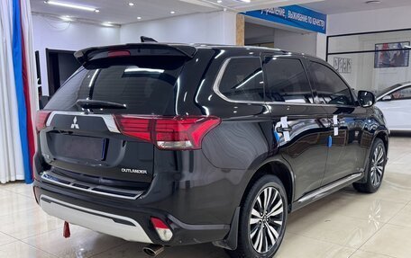 Mitsubishi Outlander III рестайлинг 3, 2022 год, 2 088 000 рублей, 3 фотография